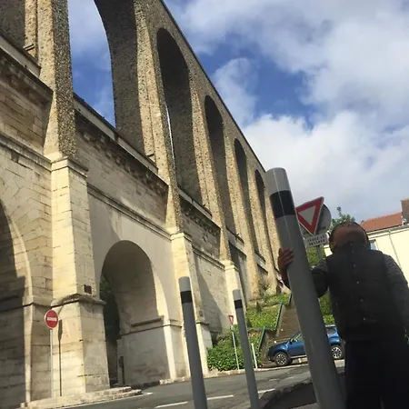 F2 Belle Vue Aqueduc Avec Balcon Arcueil